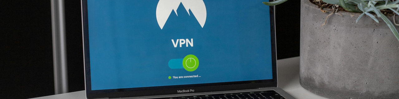 Aufgeklapptes Notebook auf einem Schreibtisch mit VPN-Symbol — Sinnbild fuer Browser-Speicher und Datenschutz auf der eigenen Webseite