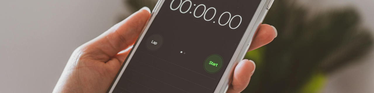 Stoppuhr-App auf einem Smartphone, daneben eine zweite Stoppuhr — Symbol für die drei Core-Web-Vitals-Werte LCP, INP und CLS